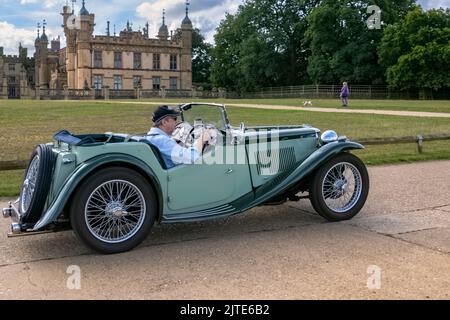 1938 MG TA Midget Classic Car Fahrt zur Classic Car Show Knebworth House 2022 Stockfoto