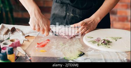 Künstler Arbeitsplatz Inspiration Keramik Kunstwerk Frau Stockfoto