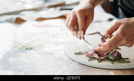 Künstler Arbeitsplatz Inspiration Keramik Kunstwerk Frau Stockfoto