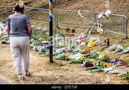 NEW BEIJERLAND - Dänemark, 2022-08-30 11:49:02 NEW BEIJERLAND - Flaggen hängen am halben Mast und Blumen in Erinnerung an die Opfer des tödlichen Unfalls. Am Samstag fuhr ein LKW vom Deich in Nieuw-Beijerland und traf die Anwesenden bei einer Nachbarschaftsfeier. Zusätzlich zu den sieben Verletzten wurden sechs Menschen getötet. ANP JEFFREY GROENEWEG niederlande Out - belgien Out Stockfoto