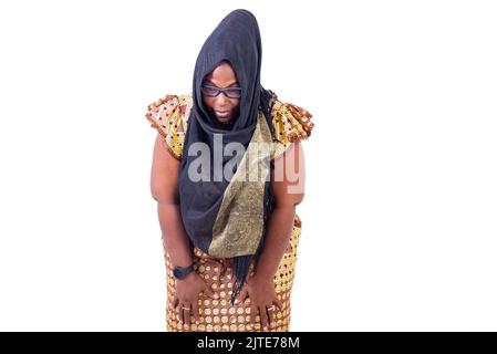 Die reife muslimische Frau betet, während sie ihre Hände auf ihre Beine hält. Stockfoto