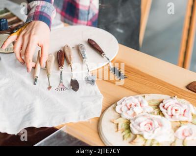 Künstler Keramik Kunstwerk Handwerk Arbeitsplatz Hand Werkzeug Stockfoto