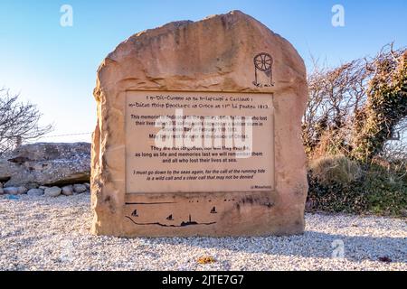 DUNKINEELY, COUNTY DONEGAL, IRLAND - APRIL 10 2022 : Steine erinnern an Fischer, die bei einem plötzlichen Sturm ihr Leben verloren haben. Stockfoto