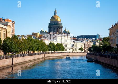 St. Petersburg, Russland - 15. August 2022: Blick auf die Isaakskathedrale vom Fluss Moika aus. Stockfoto