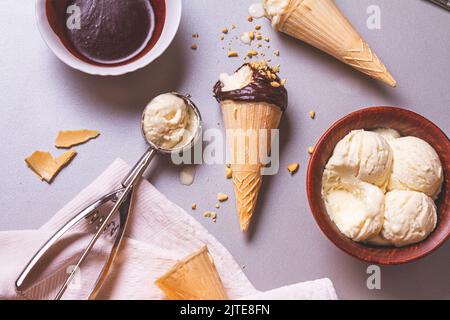 Hausgemachtes Eis und Schokolade mit Nüssen beim Kochen, Draufsicht. Flach liegend Stockfoto