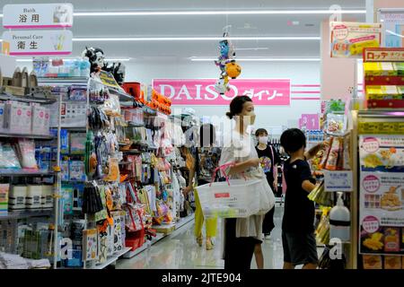 Tokio, Japan. 30. August 2022. Menschen, die im Daiso 100 Yen Store einkaufen, tragen Gesichtsmasken als vorbeugende Maßnahme gegen die Ausbreitung von Covid-19. Kredit: SOPA Images Limited/Alamy Live Nachrichten Stockfoto