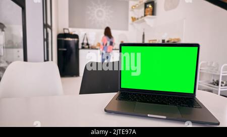 Eine Nahaufnahme des Notizbuchs mit grünem Chroma-Key-Hintergrund auf dem Tisch Stockfoto
