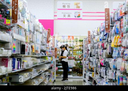 Tokio, Japan. 30. August 2022. Menschen, die im Daiso 100 Yen Store einkaufen, tragen Gesichtsmasken als vorbeugende Maßnahme gegen die Ausbreitung von Covid-19. (Foto von James Matumoto/SOPA Images/Sipa USA) Quelle: SIPA USA/Alamy Live News Stockfoto