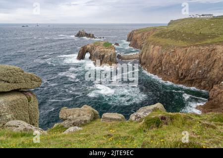 Blick auf den Felsbogen von Enys Dodnan und den Gestüt des Armed Knight von Pordenack Point an einem stürmischen Tag, Land’s End, Cornwall, Großbritannien, 2021. Juni. Stockfoto