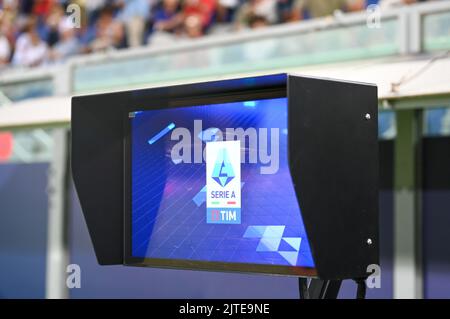 Bologna, Italien. 21. August 2022. V.A.R. (Video Assistant Referee) während des FC Bologna gegen Hellas Verona, italienische Fußballserie A Spiel in Bologna, Italien, August 21 2022 Quelle: Independent Photo Agency/Alamy Live News Stockfoto