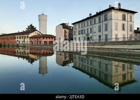 Gaggiano, Mailand, Italien: Gaggiano, historische Stadt mit bunten Gebäuden entlang des Naviglio Grande, im Sommer Stockfoto