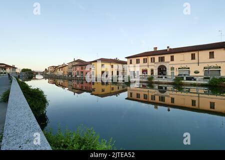 Gaggiano, Mailand, Italien: Gaggiano, historische Stadt mit bunten Gebäuden entlang des Naviglio Grande, im Sommer Stockfoto