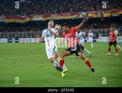 Kalkutta, Indien. 28. August 2022. Verschiedene Momente des Gruppe-B-Spiels des Durand Cup Fußballturniers 131. zwischen Indiens zwei größten Fußballgiganten und Erzrivalen seit Jahrzehnten .Mohunbagan (ATKMB) & Eastbengal (EEBFC) im Salt Lake Stadium (VYBK), Kalkutta, Indien am 28.. August 2022. Mohunbagan gewinnt das Hochspannungsspiel um 1-0 (eigenes Tor von Sumit Passi). (Foto von Amlan Biswas/Pacific Press) Quelle: Pacific Press Media Production Corp./Alamy Live News Stockfoto