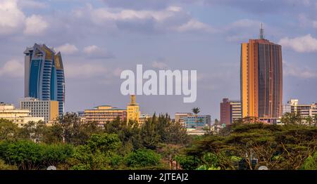 Die neue Skyline von Nairobi. Im Vordergrund steht der renovierte Park und die neu errichtete Schnellstraße von Nairobi. Stockfoto