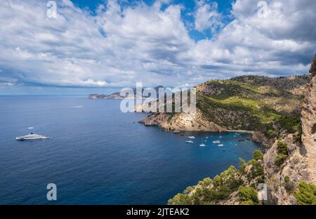 Sportboote vor Anker in Cala d´Egos, Andratx-Küste, Mallorca, Balearen, Spanien Stockfoto