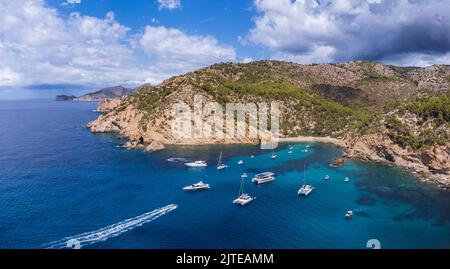 Sportboote vor Anker in Cala d´Egos, Andratx-Küste, Mallorca, Balearen, Spanien Stockfoto