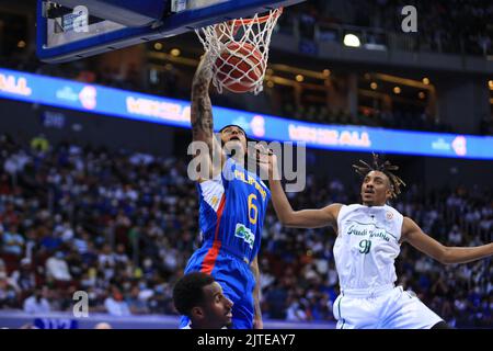 Pasay City, Metro Manila, Philippinen. 29. August 2022. Jordan Clarkson (6, Blau) dunks den Ball während des Basketballspiels zwischen den Philippinen und Saudi-Arabien. (Bild: © Dennis Jerome Acosta/Pacific Press via ZUMA Press Wire) Stockfoto