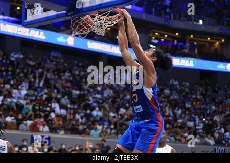 Pasay City, Metro Manila, Philippinen. 29. August 2022. Japeth Aguilar (25, Blau) lässt den Ball während des Basketballspiels zwischen den Philippinen und Saudi-Arabien untergehen. (Bild: © Dennis Jerome Acosta/Pacific Press via ZUMA Press Wire) Stockfoto