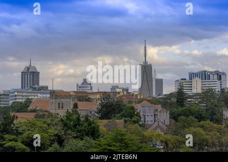 Die neue Skyline von Nairobi. Im Vordergrund steht der renovierte Park und die neu errichtete Schnellstraße von Nairobi. Stockfoto