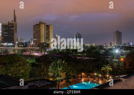 Die neue Skyline von Nairobi. Im Vordergrund befindet sich der Hotelpool Serena, die neue Schnellstraße von Nairobi und die neuen Wolkenkratzer Stockfoto