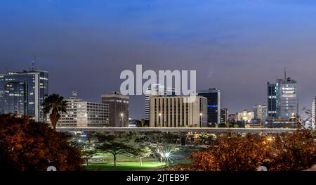 Die neue Skyline von Nairobi. Im Vordergrund befindet sich der renovierte Park und die neu erbaute Schnellstraße von Nairobi, die vom NBI, Serena Hotel aus gesehen wird Stockfoto