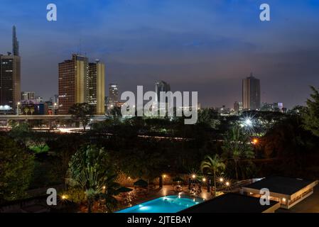 Nairobi New Night Skyline. Im Vordergrund befindet sich der beheizte Swimmingpool des Nairobi Serena Hotels und die neu errichtete Schnellstraße von Nairobi. Stockfoto