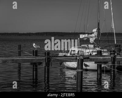 Eine Graustufenaufnahme eines Schiffes am Hafen Stockfoto