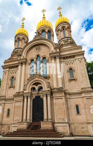 Schöne Nahaufnahme des Westeingangs der berühmten russisch-orthodoxen Kirche St. Elisabeth, auch Griechische Kapelle genannt, mit ihren fünf vergoldeten Zwiebeln... Stockfoto