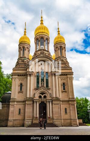 Schöner Blick auf die Westfassade der berühmten russisch-orthodoxen Kirche St. Elisabeth, auch griechische Kapelle genannt, mit ihren fünf goldenen Kuppeln auf dem... Stockfoto