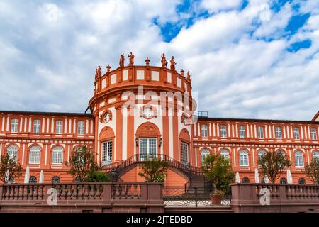 Schöner Blick auf den berühmten Biebrich-Palast von der Rheinseite mit der markanten Rotunde. Die barocke Residenz im Stadtteil Biebrich im... Stockfoto