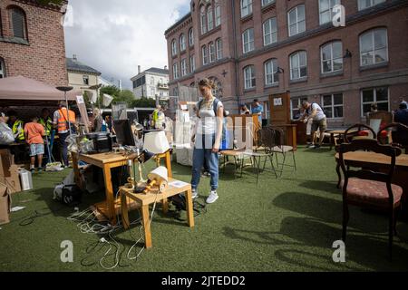 Flohmarkt auf einem Schulhof im Stadtteil St. Hanshaugen in Oslo, der Hauptstadt Norwegens Stockfoto