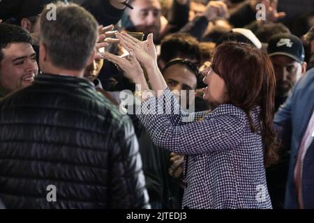 Buenos Aires, Argentinien. 29. August 2022. Vor ihrer Privatansprache in der Stadt werden weiterhin Unterstützungsdemonstrationen für die Vizepräsidentin der Nation abgehalten. Die Demonstranten kamen und warteten auf Cristinas Ankunft, um ihr ihre Unterstützung für den Rechtsfall zu geben, der gegen sie bearbeitet wird. Cristina begrüßt ihre Anhänger. (Foto: Esteban Osorio/Pacific Press) Quelle: Pacific Press Media Production Corp./Alamy Live News Stockfoto