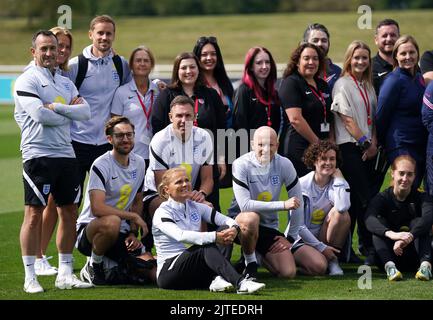 Die englische Managerin Sarina Wiegman mit Mitarbeitern posiert für ein Bild im St. George's Park, Burton-on-Trent. Bilddatum: Dienstag, 30. August 2022. Stockfoto