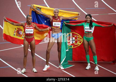 01.. August 2021 - Tokio, Japan: Ana Peleteiro aus Spanien (links) und Yulimar Rojas aus Venezuela (Mitte) und Patricia Mamona aus Portugal sind die Bronze Stockfoto