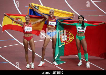 01.. August 2021 - Tokio, Japan: Ana Peleteiro aus Spanien (links), Yulimar Rojas aus Venezuela (Mitte) und Patricia Mamona aus Portugal sind die Bronze, g Stockfoto