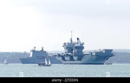 Die Flugzeugträgerin HMS Prince of Wales sitzt vor der Küste von Gosport, Hampshire, nachdem sie eine Störung der Propellerwelle erlitten hatte. Das Kriegsschiff mit 3 Milliarden GBP verließ am Samstag den Marinestützpunkt Portsmouth, bevor vor der Südostküste der Isle of Wight ein „aufkommendes mechanisches Problem“ auftrat. Bilddatum: Dienstag, 30. August 2022. Stockfoto