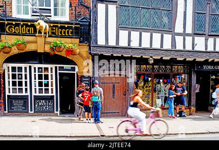 Golden Fleece Pub und York Gin House. Pavement, York, England Stockfoto