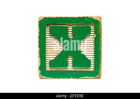 Verzweifelter Vintage-Spielzeugblock in Grün und Weiß, fotografiert vor weißem Hintergrund. Der Buchstabe X. Erziehungswerkzeug oder Spielzeug für Kinder Stockfoto