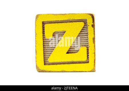 Verzweifelter gelber Holzspielzeugblock, Buchstabe z. pädagogisches Entwicklungsspielzeug des Kindes Stockfoto