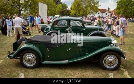 Ein alter zweisitziger Roadster-Sportwagen nach WW2 MG TD Midget, der im Wisborough Green Village Fete in West Sussex, Großbritannien, ausgestellt wird. Stockfoto