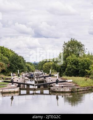 Die Hatton Lock oder Hatton Flights sind ein Komplex von Schleusen am Grand Union Canal in Hatton, Warwickshire, England. Es gibt auch bekannt als die 'Stair Stockfoto