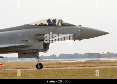 Die Taxis von RAF Euro Fighter Typhoon nach der Landung auf der Start- und Landebahn 25 bei RAF Coningsbis zum 18.. August 2022 Stockfoto