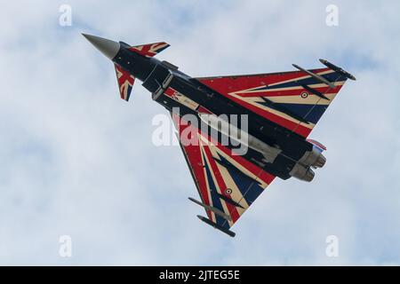 RAF Euro Fighter Typhoon Display Jet 'Anarchy1' landete auf der Start- und Landebahn 25 bei RAF Coningsbis zum 15.. August 2022 Stockfoto