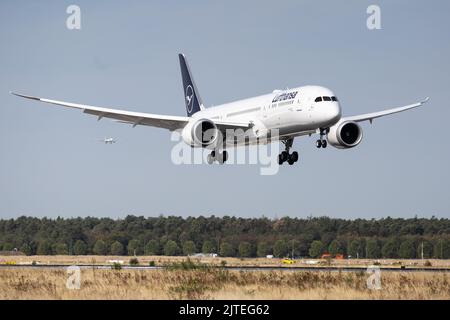 30. August 2022, Hessen, Frankfurt/Main: Die Lufthansa Boeing 787-9 nähert sich dem Frankfurter Flughafen an. Lufthansa hat damit ein neues Langstreckenflugzeug in ihrer Flotte. Am Dienstagmorgen landete der erste Boeing 787-9-Jet an seiner neuen Heimatbasis in Frankfurt. Die Übergabe des Flugzeugs hatte sich aufgrund technischer Probleme verzögert und das Auslieferungsverbot, das erst im August aufgehoben wurde. Foto: Hannes P. Albert/dpa Stockfoto