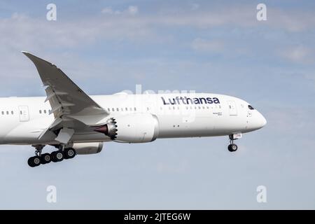 30. August 2022, Hessen, Frankfurt/Main: Die Lufthansa Boeing 787-9 nähert sich dem Frankfurter Flughafen an. Lufthansa hat damit ein neues Langstreckenflugzeug in ihrer Flotte. Am Dienstagmorgen landete der erste Boeing 787-9-Jet an seiner neuen Heimatbasis in Frankfurt. Die Übergabe des Flugzeugs hatte sich aufgrund technischer Probleme verzögert und das Auslieferungsverbot, das erst im August aufgehoben wurde. Foto: Hannes P. Albert/dpa Stockfoto