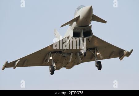 Die Taxis von RAF Euro Fighter Typhoon nach der Landung auf der Start- und Landebahn 25 bei RAF Coningsbis zum 18.. August 2022 Stockfoto