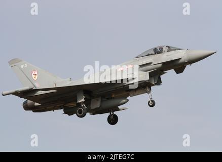 Die Taxis von RAF Euro Fighter Typhoon nach der Landung auf der Start- und Landebahn 25 bei RAF Coningsbis zum 18.. August 2022 Stockfoto