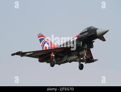 Die Taxis von RAF Euro Fighter Typhoon nach der Landung auf der Start- und Landebahn 25 bei RAF Coningsbis zum 18.. August 2022 Stockfoto