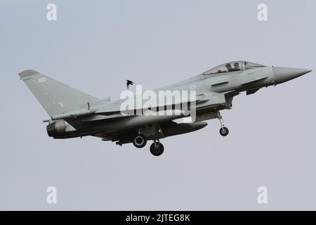 Die Taxis von RAF Euro Fighter Typhoon nach der Landung auf der Start- und Landebahn 25 bei RAF Coningsbis zum 18.. August 2022 Stockfoto