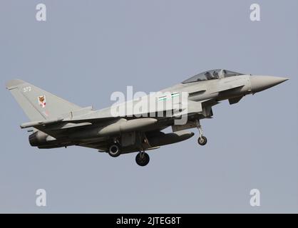 Die Taxis von RAF Euro Fighter Typhoon nach der Landung auf der Start- und Landebahn 25 bei RAF Coningsbis zum 18.. August 2022 Stockfoto